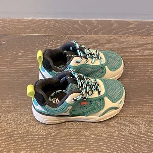 Zara baby boy sneaker. Size 21.